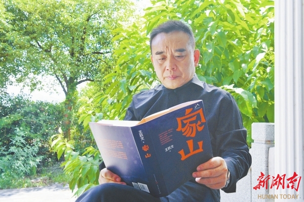 9月20日，王躍文在家中閱讀。