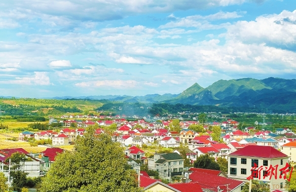 溆浦縣盧峰鎮(zhèn)漫水村，一幢幢農(nóng)家小院錯落有致，繪就了一幅鄉(xiāng)村振興的美麗畫卷。本版照片均為湖南日報全媒體記者 徐行 攝
