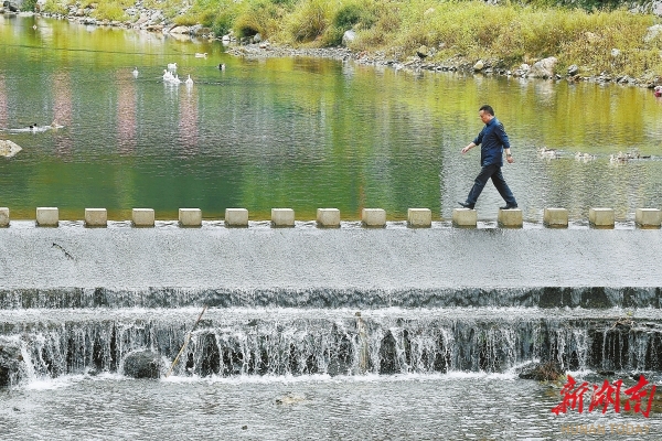 溆浦縣北斗溪鎮(zhèn)，王躍文家鄉(xiāng)溪水的跳橋。