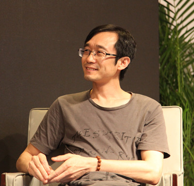 黃德海，《思南文學(xué)選刊》副主編，中國(guó)現(xiàn)代文學(xué)館特聘研究員。著有《世間文章》《詩(shī)經(jīng)消息》《書到今生讀已遲》《馴養(yǎng)生活》等。曾獲第八屆“唐弢青年文學(xué)研究獎(jiǎng)”、第十七屆“華語(yǔ)文學(xué)傳媒盛典·年度文學(xué)評(píng)論家”、第三屆“山花文學(xué)雙年獎(jiǎng)·散文獎(jiǎng)”。