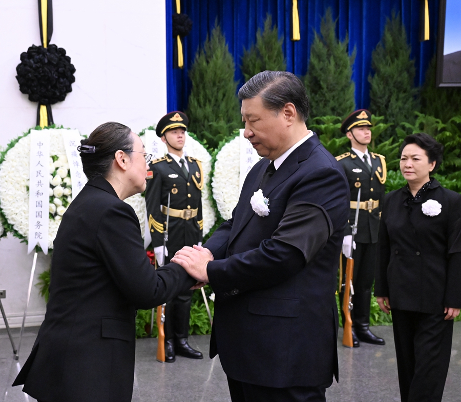 11月2日，李克強(qiáng)同志遺體在北京八寶山革命公墓火化。習(xí)近平、李強(qiáng)、趙樂際、王滬寧、蔡奇、丁薛祥、李希、韓正等前往八寶山送別，胡錦濤送花圈表示哀悼。這是習(xí)近平與李克強(qiáng)親屬握手，表示深切慰問。 新華社記者 謝環(huán)馳 攝