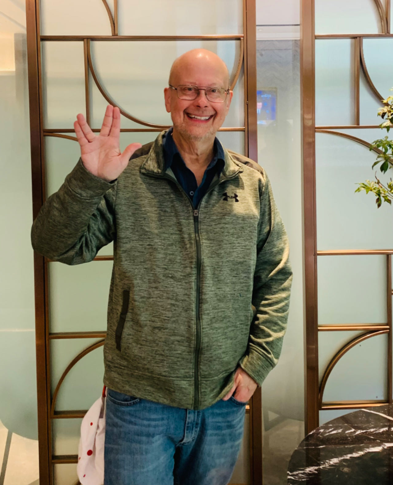 采訪后，羅伯特·索耶?dāng)[出了《星際迷航》中瓦肯人的見面禮手勢。程千千 攝