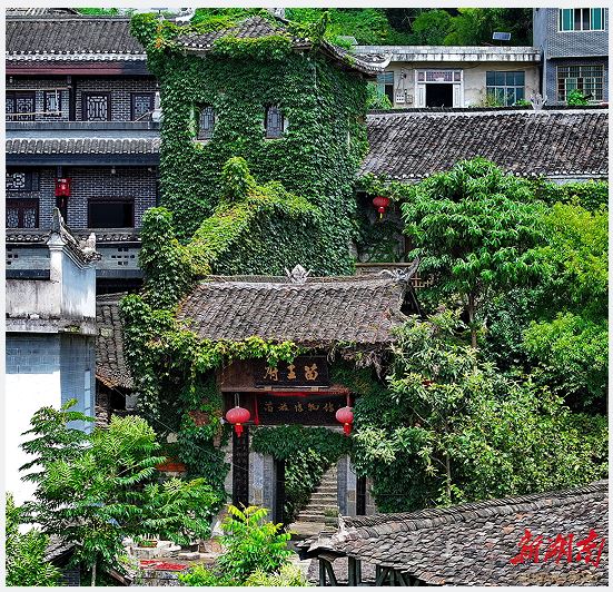 鳳凰縣山江鎮(zhèn)，綠樹掩映中的中國(guó)苗族博物館。