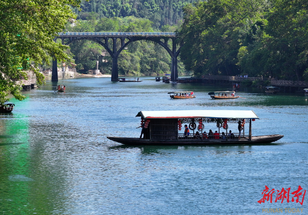 花垣縣邊城鎮(zhèn)，游客乘坐拉拉渡過(guò)河。