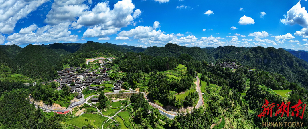 藍(lán)天白云下的花垣縣雙龍鎮(zhèn)十八洞村。