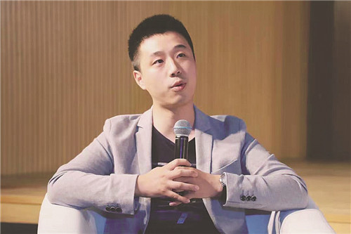 海漄：1990年出生于湖南湘潭，科幻作家，深圳市作家協(xié)會(huì)會(huì)員。有科幻中短篇小說發(fā)表于《科幻世界》《銀河邊緣》《中華文學(xué)選刊》等雜志。曾提名銀河獎(jiǎng)最佳短篇獎(jiǎng)。