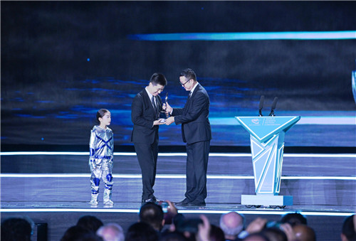 第81屆雨果獎(jiǎng)?lì)C獎(jiǎng)典禮現(xiàn)場(chǎng)，劉慈欣向海漄授予獎(jiǎng)杯。 （成都世界科幻大會(huì)組委會(huì)供圖）
