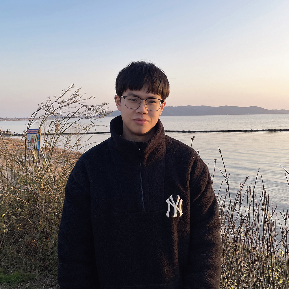 周于旸，1996年生，江蘇蘇州人。小說(shuō)發(fā)表于《人民文學(xué)》《十月》《小說(shuō)界》等期刊