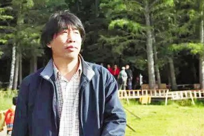 宗仁發(fā)，吉林遼源人。著有詩(shī)集《追蹤夸父》《大地上的紋理》，散文集《思想與拉鏈》、評(píng)論集《尋找“希望的言語(yǔ)”》等，現(xiàn)為《作家》雜志主編、編審，中國(guó)作協(xié)散文委員會(huì)委員，中國(guó)詩(shī)歌學(xué)會(huì)常務(wù)理事，吉林省文藝評(píng)論家協(xié)會(huì)主席，國(guó)務(wù)院特殊津貼專家。編發(fā)短篇小說(shuō)獲第一、二、四屆魯迅文學(xué)獎(jiǎng)，編發(fā)格非的長(zhǎng)篇小說(shuō)《江南三部曲》獲第九屆茅盾文學(xué)獎(jiǎng)。主編《作家》雜志獲第三屆中國(guó)出版政府獎(jiǎng)期刊獎(jiǎng)，個(gè)人獲第三屆中國(guó)出版政府獎(jiǎng)優(yōu)秀人物獎(jiǎng)。