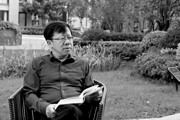 龐余亮，1967年生，現(xiàn)居江蘇靖江。著有長篇小說《薄荷》《丑孩》《有的人》《小不點(diǎn)的大象課》《神童左右左》(系列小說)《看我七十三變》《我們都愛丁大圣》，散文集《半個父親在疼》《小先生》《小蟲子》《頑童馴師記》《紙上的憂傷》，小說集《為小弟請安》《擒賊記》《鼎紅的小愛情》《你們遇上了好辰光》《出嫁時你哭不哭》，詩集《比目魚》《報母親大人書》《五種疲倦》，童話集《銀鐲子的秘密》《躲過九十九次暗殺的螞蟻小朵》等。曾獲得第八屆魯迅文學(xué)獎、第七屆柔剛詩歌年獎、第五屆漢語詩歌雙年十佳、第十三屆萬松浦文學(xué)獎、江蘇省紫金山文學(xué)獎、第二屆孫犁散文獎雙年獎、第二屆揚(yáng)子江詩學(xué)獎、第九屆冰心散文獎等。