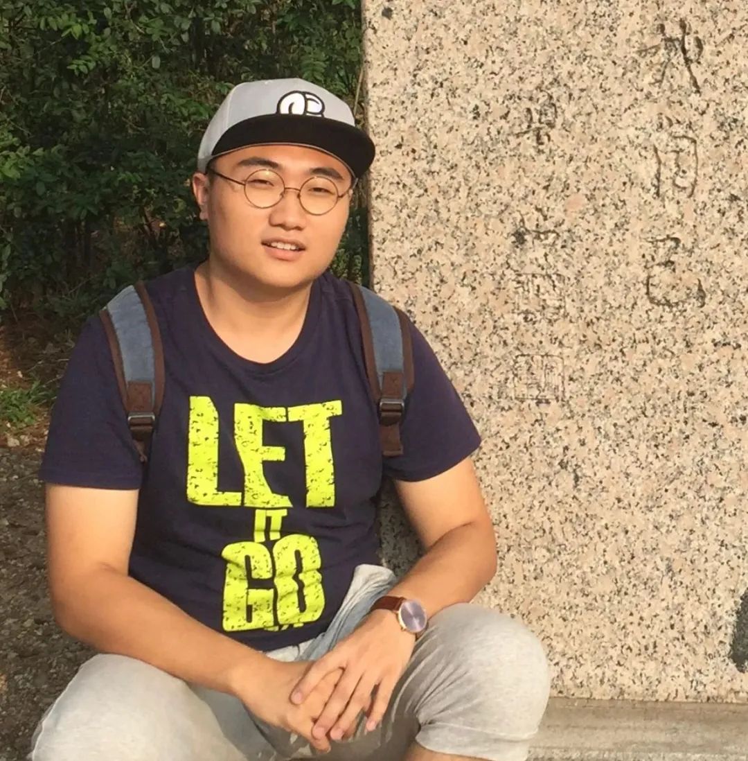 史玥琦，一九九六年生于長春，武漢大學文學學士，復旦大學創(chuàng)意寫作碩士，現(xiàn)為北京師范大學文學創(chuàng)作專業(yè)博士研究生。小說、詩歌見《收獲》《作品》《青年文學》《詩刊》《星星》《北京文學》等，獲第二屆京師-牛津“青年文學之星”金獎、第四十七屆香港“青年文學獎”等獎項。南京市青春文學人才計劃簽約作家，創(chuàng)辦有貓頭鷹小說社、野草莓觀影會。