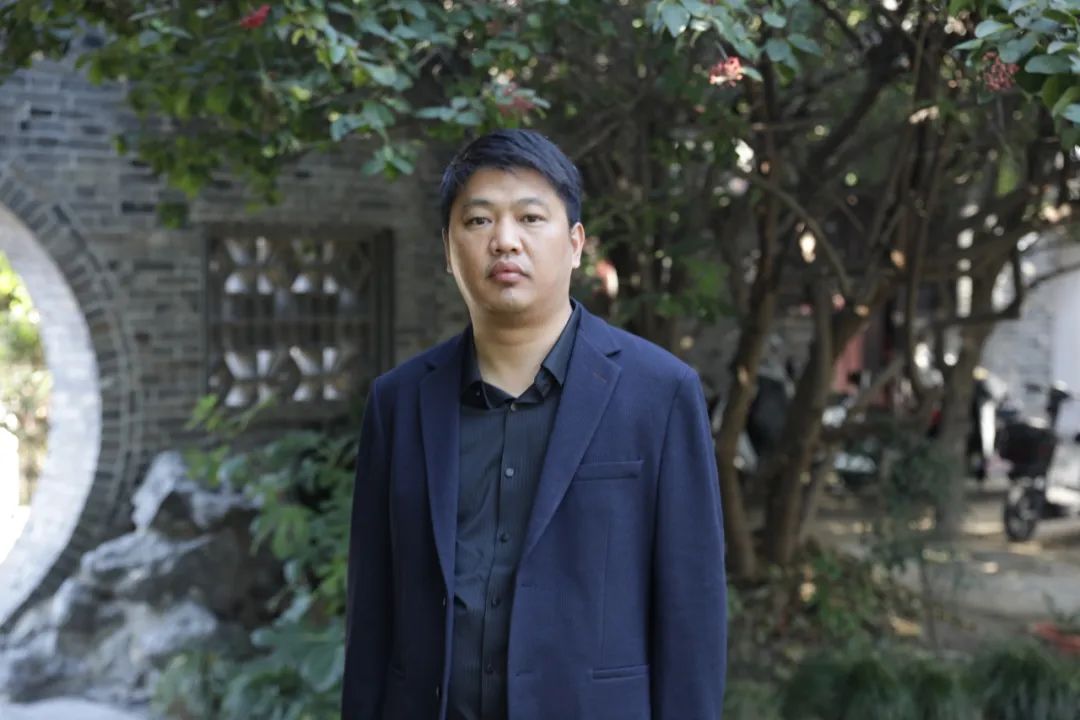 周榮池   江蘇高郵人，揚(yáng)州市青年作家，現(xiàn)為揚(yáng)州市作家協(xié)會第五屆理事會主席。著有長篇小說《絕境》《李光榮當(dāng)村官》《單厙》，散文集《隱秘的風(fēng)景》《草木故園》《村莊對我守口如瓶》等，獲第四屆汪曾祺文學(xué)獎、第二十屆百花文學(xué)獎散文獎。
