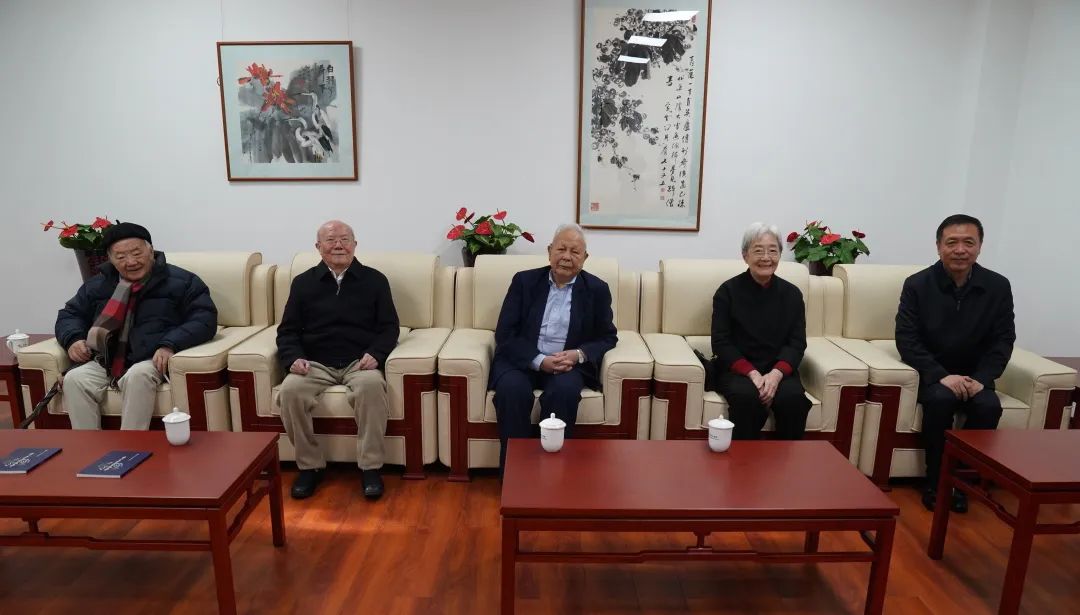 左起：錢理群、嚴家炎、謝冕、盧曉蓉、張宏森