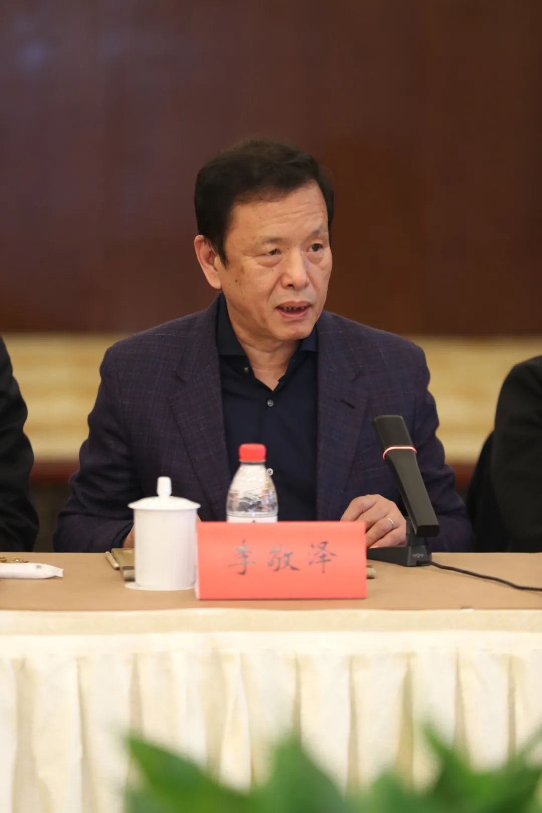 中國作協(xié)黨組成員、副主席、書記處書記李敬澤主持會(huì)議