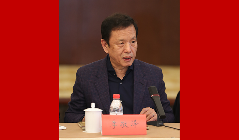 中國作協(xié)黨組成員、副主席、書記處書記李敬澤主持會議