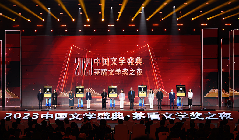 獲獎作品的編輯與5位獲獎作家共同上臺，在鐫刻有獲獎書名、獲獎作者、編輯姓名的書型裝置上留下金色手印