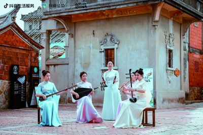 福建省晉江市南音藝術(shù)團(tuán)把南音藝術(shù)帶到群眾中間。受訪者供圖