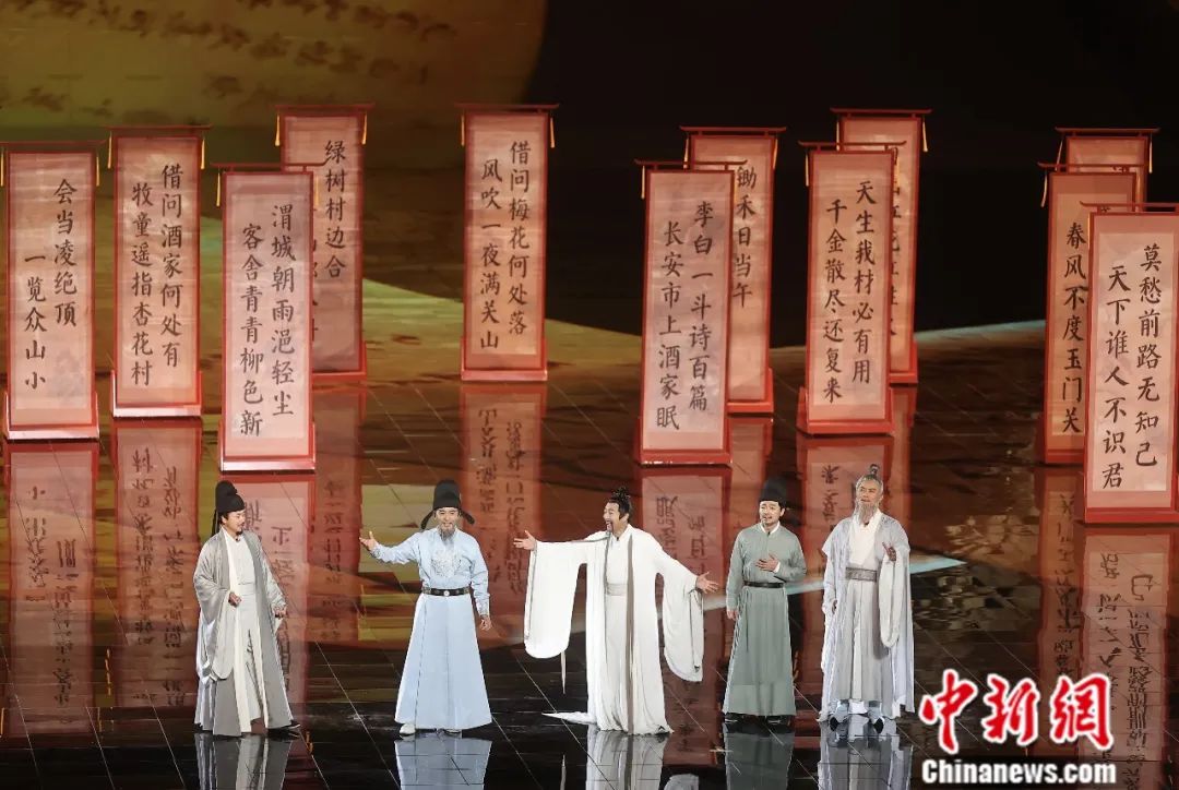 2023年9月，2023北京文化論壇文藝晚會(huì)上的情景演繹《雅集》，講述了李白、杜甫、高適、王維、孟浩然，因?yàn)橐环?300多年后的畫相聚在一起的故事。易海菲 攝