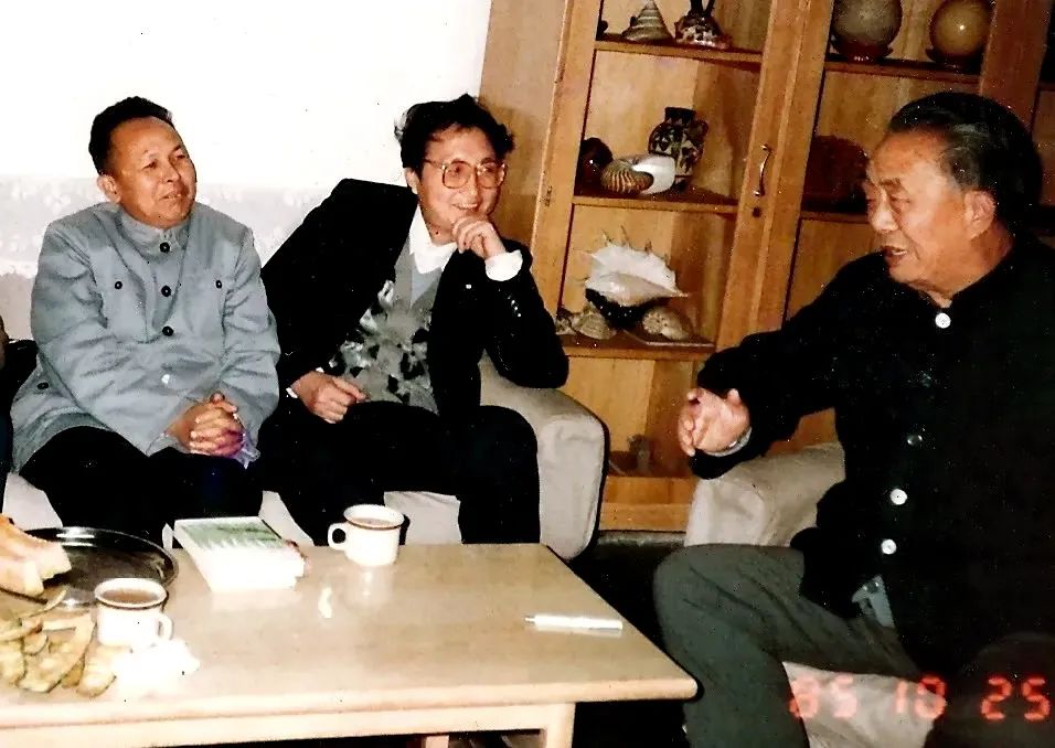 1985年，孫紹振(中間)與謝冕(左一)、艾青(右一)
