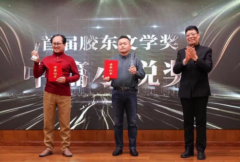 中國作家協(xié)會(huì)主席團(tuán)委員、辦公廳主任  著名作家、評(píng)論家李一鳴（右一）  為中篇小說獎(jiǎng)獲得者衣向東、王昆頒獎(jiǎng)