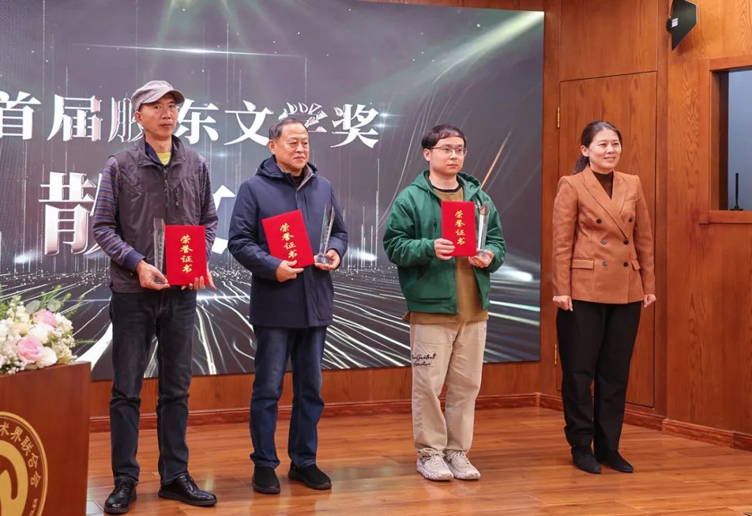 煙臺(tái)市副市長隋子林（右一）  為散文獎(jiǎng)獲得者耿立、綦國瑞  郭發(fā)仔（代領(lǐng)）頒獎(jiǎng)