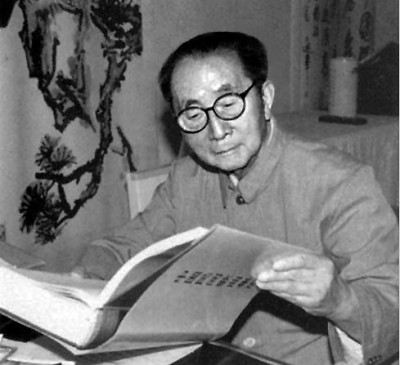學(xué)人小傳  呂驥（1909—2002），湖南湘潭人，音樂(lè)理論家、作曲家、社會(huì)活動(dòng)家。曾三次考入上海國(guó)立音樂(lè)?？茖W(xué)校，均因生活或政治原因輟學(xué)。1931年加入左翼劇聯(lián)，其后組織業(yè)余合唱團(tuán)，推動(dòng)救亡歌詠運(yùn)動(dòng)，發(fā)起成立歌曲研究會(huì)，培養(yǎng)了一批青年作曲家。1937年在北平、綏遠(yuǎn)等地開(kāi)展抗日救亡歌詠活動(dòng)，10月赴延安，任魯藝音樂(lè)系主任。1949年后任中央音樂(lè)學(xué)院黨委書(shū)記、副院長(zhǎng)，中國(guó)音樂(lè)家協(xié)會(huì)第一、二、三屆主席（1949—1985）。1985年當(dāng)選為國(guó)際音樂(lè)理事會(huì)名譽(yù)會(huì)員。除音樂(lè)創(chuàng)作外，還進(jìn)行民族音樂(lè)的整理與理論研究，主要論著有《中國(guó)新音樂(lè)的展望》《中國(guó)民間音樂(lè)研究提綱》《〈樂(lè)記〉理論新探》《呂驥文選》等，編有《新音樂(lè)運(yùn)動(dòng)論文集》。作者供圖