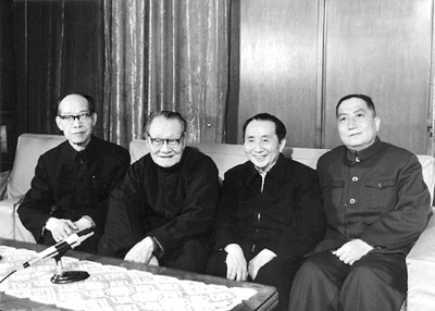 1987年，呂驥（右2）與文藝家鐘敬文（左2）、賈芝（左1）、羅揚(yáng)在一起。作者供圖