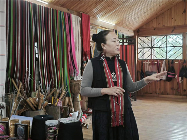 佤族織錦非遺傳承人李憲蘭講解佤族織錦的歷史與傳承。2021年，西盟佤族織錦技藝被列為第五批國家級非物質(zhì)文化遺產(chǎn)代表性項目名錄。在西盟印象佤族織錦非遺工坊內(nèi)，佤族織錦非遺傳承人李憲蘭的佤錦產(chǎn)品琳瑯滿目，“佤族織錦織進的是佤族人民的性格和故事。這幾年，通過不斷嘗試，我們生產(chǎn)的佤族織錦在保留古老的佤族織錦技藝的同時，融入了更多顏色、技藝及創(chuàng)新理念，推出一批更符合現(xiàn)代審美需求的產(chǎn)品，從而達到提高佤族織錦的使用價值和傳播維度的效果，讓佤族織錦更被當(dāng)下消費者所喜愛?！崩顟椞m說。