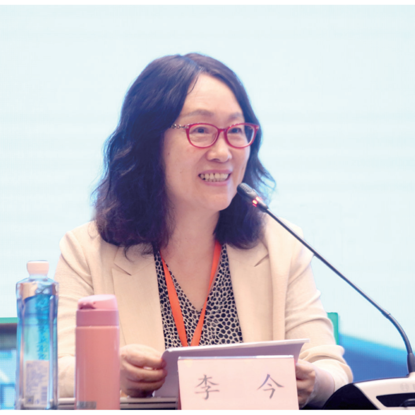李今 中國人民大學(xué)文學(xué)院教授，主要從事中國現(xiàn)當(dāng)代文學(xué)、漢譯文學(xué)研究。著有《個(gè)人主義與五四新文學(xué)》《海派小說與現(xiàn)代都市文化》《三四十年代蘇俄漢譯文學(xué)論》《二十世紀(jì)中國翻譯文學(xué)史（第3卷）》《意義的生成一一現(xiàn)代中國文學(xué)作品細(xì)讀集》《魯濱孫變形記：漢譯文學(xué)改寫現(xiàn)象研究》等；譯有利里安·弗斯特《浪漫主義》、R.L.布魯特《論幻想與想象》；主編《漢譯文學(xué)序集》（18卷）；主持國家社科基金重大項(xiàng)目“現(xiàn)代漢譯文學(xué)編年考錄（期刊編，1896—1949）”并主編其數(shù)據(jù)庫。