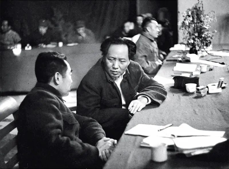 1945年召開的黨的七大，確立毛澤東思想為黨的指導思想，使全黨在思想上政治上組織上達到空前統(tǒng)一和團結(jié)。圖為毛澤東、周恩來、朱德同志在七大主席臺上。 新華社發(fā)