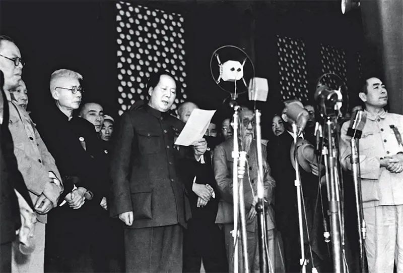 1949年10月1日下午3時，開國大典在天安門廣場隆重舉行。毛澤東同志莊嚴宣告：“中華人民共和國中央人民政府今天成立了?！?新華社發(fā)