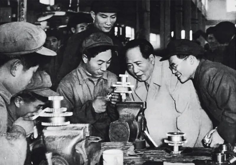 毛澤東同志作為中國現(xiàn)代化事業(yè)的開拓者，一生都在為中國這樣一個古老的東方大國實現(xiàn)現(xiàn)代化而上下求索，建立了不朽功勛。圖為1956年，毛澤東同志視察天津拖拉機廠（資料圖片）。