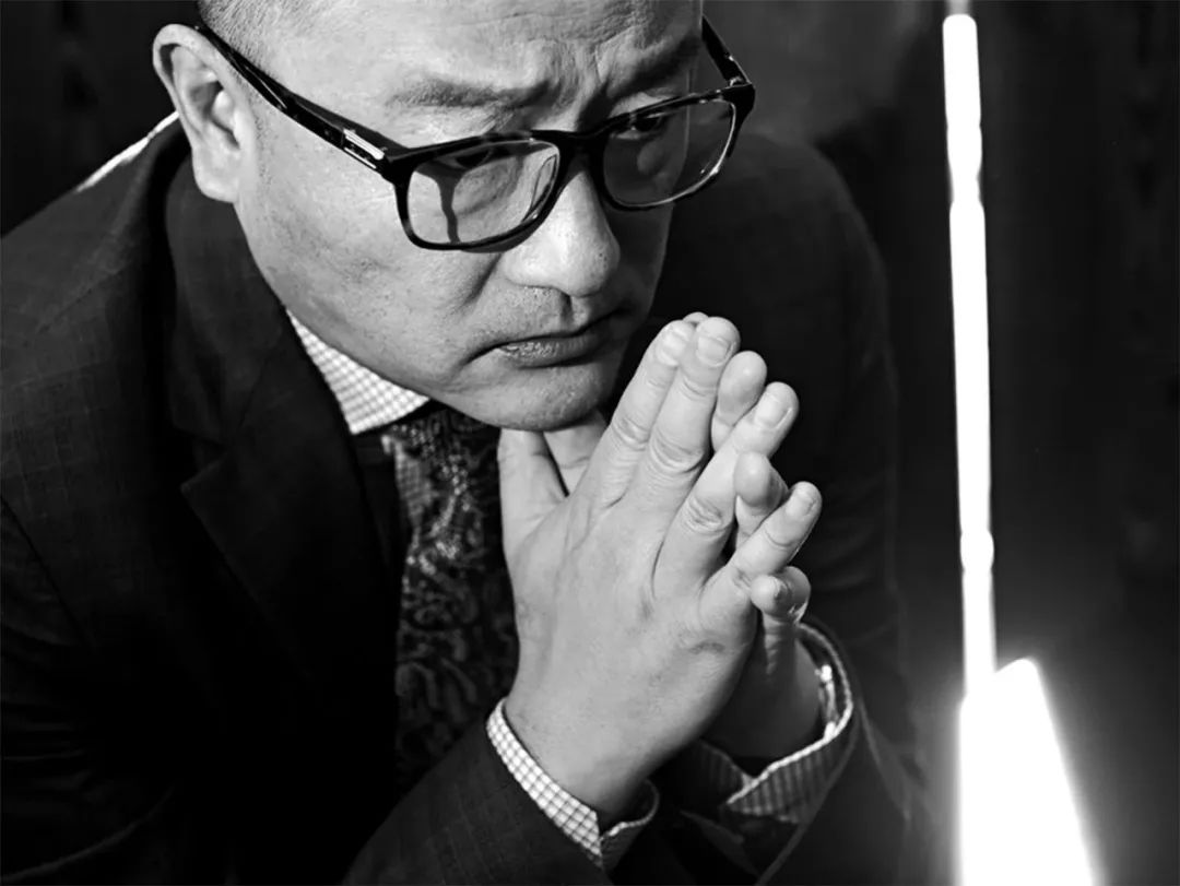 王小帥，中國獨立電影先鋒導(dǎo)演、編劇，畢業(yè)于北京電影學(xué)院導(dǎo)演系?！肚嗉t》《左右》《地久天長》《闖入者》等代表作在戛納、柏林、威尼斯等國際影展屢獲殊榮，是最具國際影響力的中國導(dǎo)演之一。曾獲柏林電影節(jié)最佳編劇獎，著有散文書信集《薄薄的故鄉(xiāng)》。