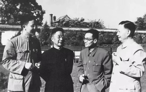 華羅庚（左一）、老舍（左二）、梁思成（右二）、梅蘭芳（右一）的合影