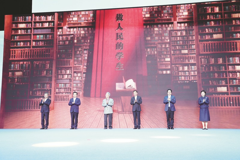 在湖南益陽舉行的以“做人民的學生”為主題的中國作協(xié)“作家活動周”暨中國作家“益陽文學周”開幕式現場。