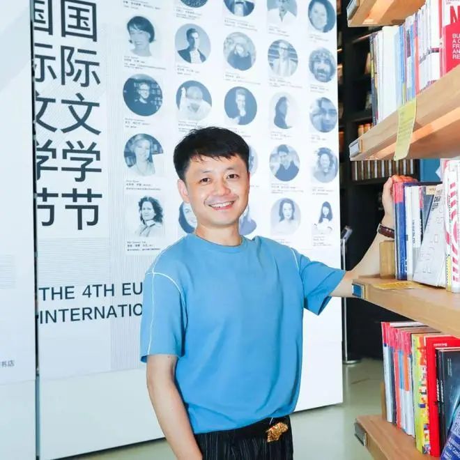 楊慶祥，1980 年生。詩人、批評家。博士，中國人民大學(xué)文學(xué)院副院長、教授、博士生導(dǎo)師。主要作品有批評集《80 后，怎么辦？》《新時代文學(xué)寫作景觀》，詩集《我選擇哭泣和愛你》《世界等于零》，隨筆集《一種模仿的精神生活》等。