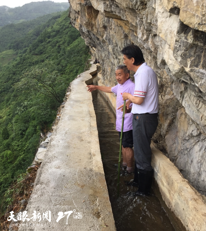 何建明（右）和黃大發(fā)（左）在“天渠”踏訪。受訪者供圖