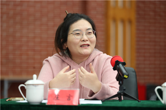 自由發(fā)言環(huán)節(jié)，“兩新”作家們暢所欲言、熱烈討論