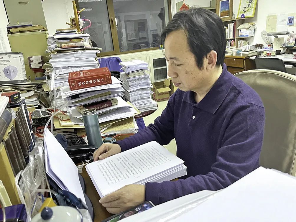 韓敬群在辦公室審讀書(shū)稿