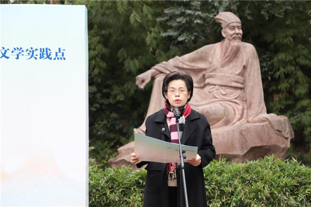 眉山市委常委、宣傳部部長何迎曉致辭