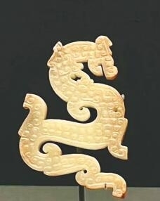 戰(zhàn)國(guó)龍形玉飾。 海南日?qǐng)?bào)記者 王赫 攝