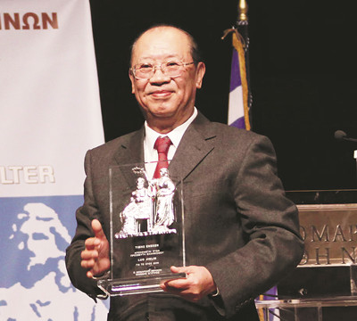 羅錦鱗，當(dāng)代著名戲劇導(dǎo)演藝術(shù)家、理論家、戲劇教育家。自20世紀(jì)60年代起，他先后導(dǎo)演《榆樹(shù)下的欲望》《愛(ài)情的傳說(shuō)》《霓虹燈下的哨兵》等百余部舞臺(tái)劇、電視劇和廣播劇。自1986年起，導(dǎo)演了《俄狄浦斯王》《安提戈涅》等十余部古希臘戲劇，多次赴國(guó)外訪問(wèn)演出，享有較高國(guó)際聲譽(yù)。2009年獲希臘雅典州政府授予“希臘文化大使”稱(chēng)號(hào)，2024年獲第九屆“會(huì)林文化獎(jiǎng)”。