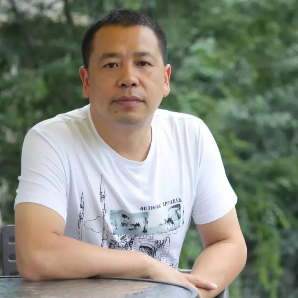 盧一萍  中國作家協(xié)會會員，曾任成都軍區(qū)文藝創(chuàng)作室副主任，2016年退役，現(xiàn)為成都文學院簽約作家。著有長篇小說《白山》《激情王國》《我的絕代佳人》，小說集《帕米爾情歌》《天堂灣》《父親的荒原》《名叫月光的駿馬》《大震》《無名之地》，長篇紀實文學《八千湘女上天山》《祭奠阿里》，隨筆集《世界屋脊之書》等作品三十余部。曾獲中宣部“五個一工程”獎、解放軍文藝獎、四川文學獎、《上海文學》獎等獎項，入選收獲文學榜、芙蓉文學雙年榜。