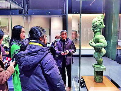 豎披發(fā)青銅人像引人矚目。本報(bào)記者 任鵬攝/光明圖片