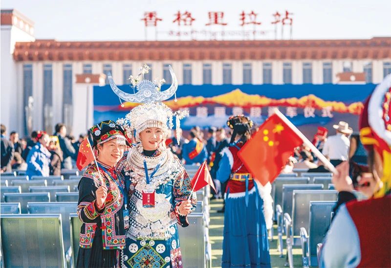 2023年11月26日，麗江至香格里拉鐵路開(kāi)通運(yùn)營(yíng)。麗香鐵路起自云南省麗江市玉龍納西族自治縣麗江站，接入云南省迪慶藏族自治州香格里拉市香格里拉站，穿越青藏高原橫斷山區(qū)腹地，途經(jīng)多個(gè)民族聚集地。圖為麗香鐵路開(kāi)通當(dāng)日，參加通車儀式的少數(shù)民族代表拍照留念。 新華社記者 陳欣波/攝