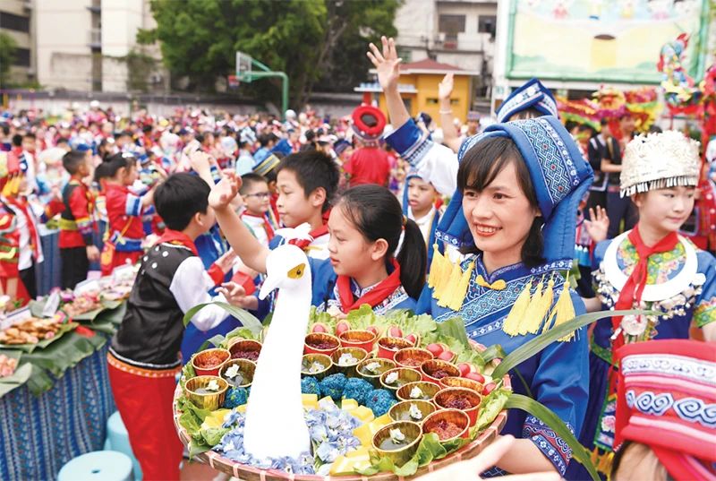 2023年4月20日，廣西南寧市逸夫小學(xué)舉行2023“壯族三月三”暨“鑄牢中華民族共同體意識(shí)”主題教育活動(dòng)。色彩繽紛的民族服裝、民族風(fēng)情濃郁的歌舞表演、多種多樣的特色美食，讓校園處處洋溢著歡樂(lè)。 新華社記者 周華/攝