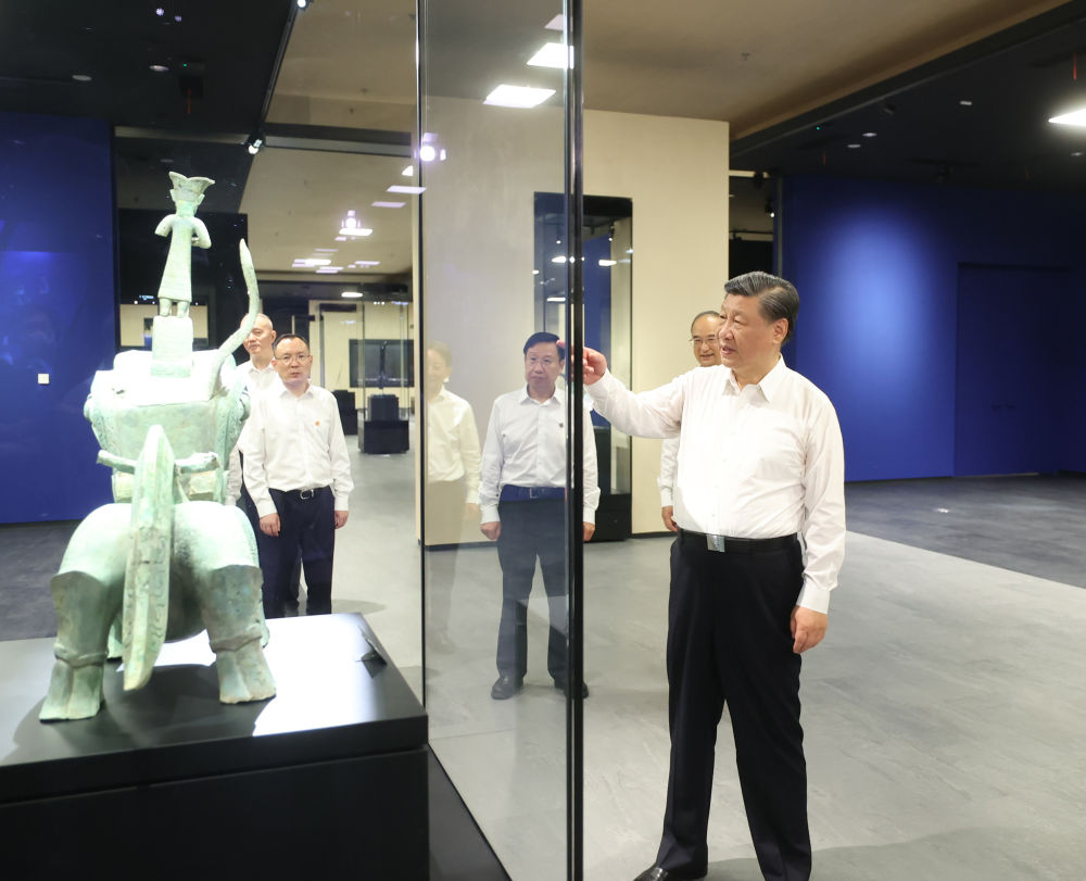 2023年7月26日下午，習(xí)近平在位于四川省德陽市廣漢市的三星堆博物館新館參觀。新華社記者 鞠鵬 攝