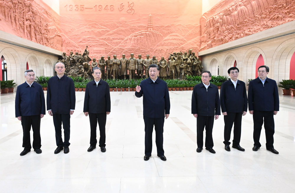 2022年10月27日，習(xí)近平在延安革命紀(jì)念館參觀《偉大歷程——中共中央在延安十三年歷史陳列》結(jié)束時(shí)發(fā)表重要講話。新華社記者 燕雁 攝