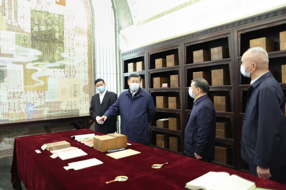 2023年6月1日下午，習(xí)近平在位于北京的中國(guó)國(guó)家版本館考察時(shí)，在蘭臺(tái)洞庫了解館藏精品版本保存情況。新華社記者 鞠鵬 攝