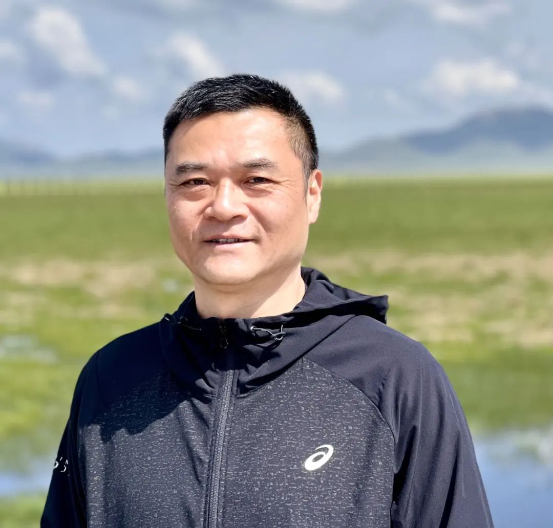 王嘯峰：一九六九年出生，蘇州人。在《人民文學(xué)》《收獲》《青年文學(xué)》《十月》《花城》《鐘山》等刊發(fā)表作品逾百萬字，被《小說選刊》《小說月報》等多家選刊轉(zhuǎn)載。出版散文集《蘇州煙雨》《吳門夢憶》，小說集《虎嗅》《通古斯記憶》《隱秘花園》《浮生流年》等。曾獲紫金山文學(xué)獎、《鐘山》文學(xué)獎、葉圣陶文學(xué)獎等獎項(xiàng)。